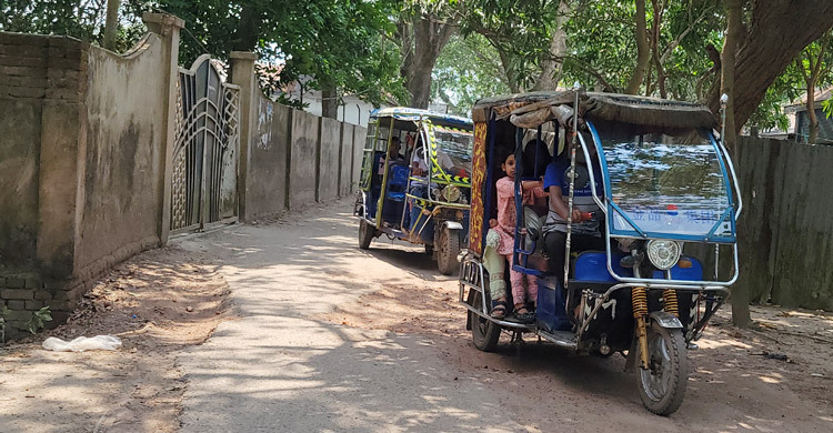 খানাখন্দে ভরা বারদী-শান্তির বাজার সড়ক, ভোগান্তি