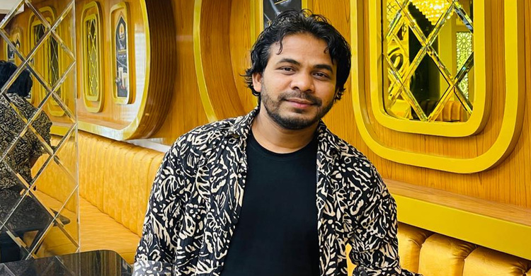 সকালে ঘুম থেকে উঠে লুঙ্গি খুঁজি!