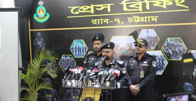 চট্টগ্রামে বিদেশি পিস্তল ও গুলিসহ দুজন গ্রেফতার