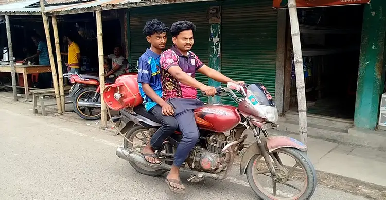 তেলে নয় গ্যাসেই ছুটছে বাইক; নড়াইলে দুই ভাইয়ের চমক