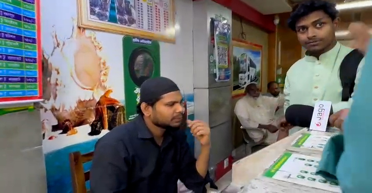 বগুড়ার যাত্রীদের দিতে হচ্ছে নওগাঁর ভাড়া, ক্ষুব্ধ ঘরমুখো মানুষ