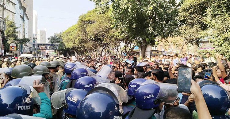 দিন পেরিয়ে রাত, তবুও অনড় অবস্থানে বিক্ষুব্ধ ছাত্র জনতা, ধানমন্ডি ৩২ এর সবশেষ পরিস্থিতি