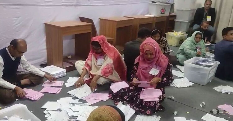 মাগুরা রিটার্নিং কর্মকর্তা কার্যালয়ে চলছে পোষ্টাল ব্যালট গণনা