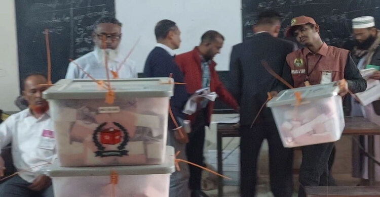 মাগুরা রিটার্নিং কর্মকর্তা কার্যালয়ে চলছে পোষ্টাল ব্যালট গণনা