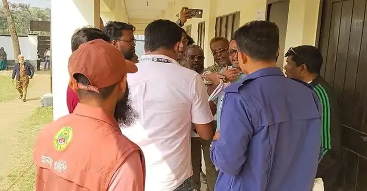 ময়মনসিংহে ফলাফল শিটে অগ্রিম স্বাক্ষর নিয়ে অবরুদ্ধ প্রিসাইডিং কর্মকর্তা