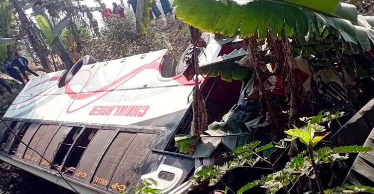 ওভারটেক করতে গিয়ে বাস খাদে, আহত ১৫