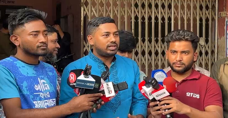 ছাত্রদলের উদ্যোগে শিক্ষার্থীদের মাঝে টুপি ও তসবিহ বিতরণ