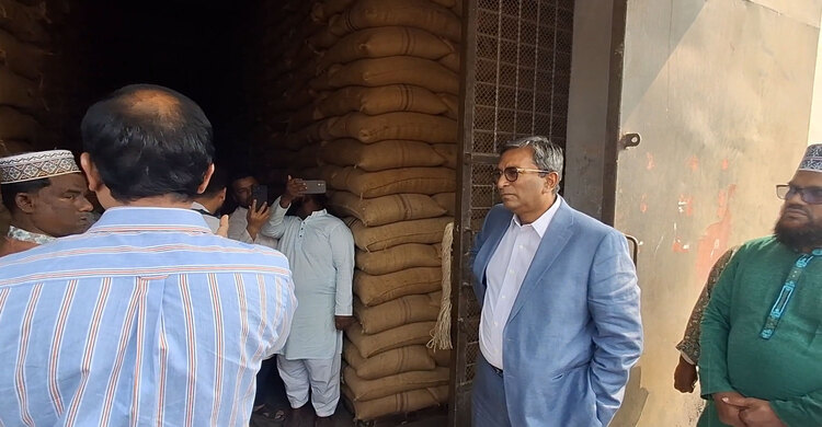 চাঁদপুরে কেন্দ্রীয় খাদ্য গুদামে এমপি মানিকের হঠাৎ ঝটিকা অভিযান, পেলেন অনিয়ম