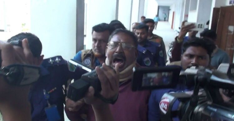 আদালতে নেওয়ার পথে নাটোর জেলা যুবলীগ সভাপতির জয়বাংলা স্লোগান