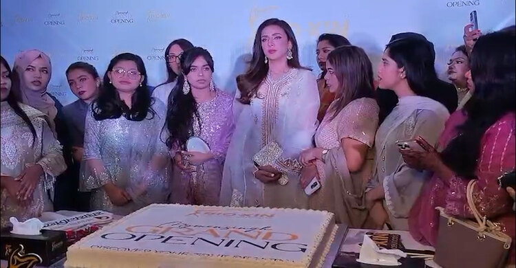 ময়মনসিংহে কসমেটিকস প্রতিষ্ঠানের শাখা উদ্বোধন করলেন বিদ্যা সিনহা মিম