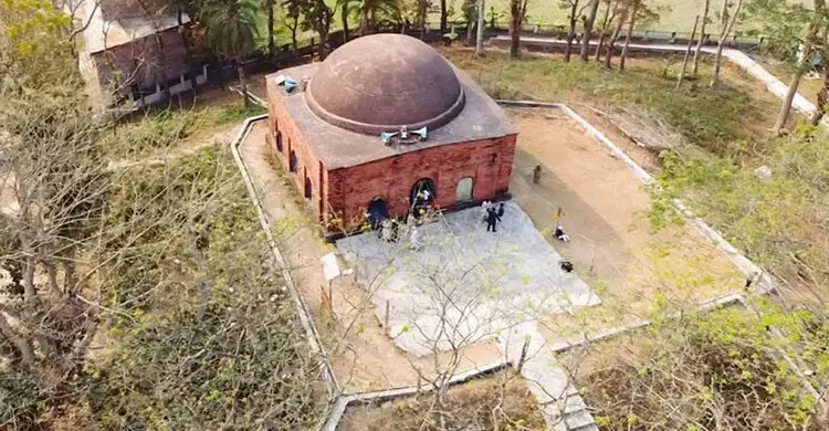 টিলার ওপরে মোগল আমলের বিবিচিনি শাহী মসজিদ