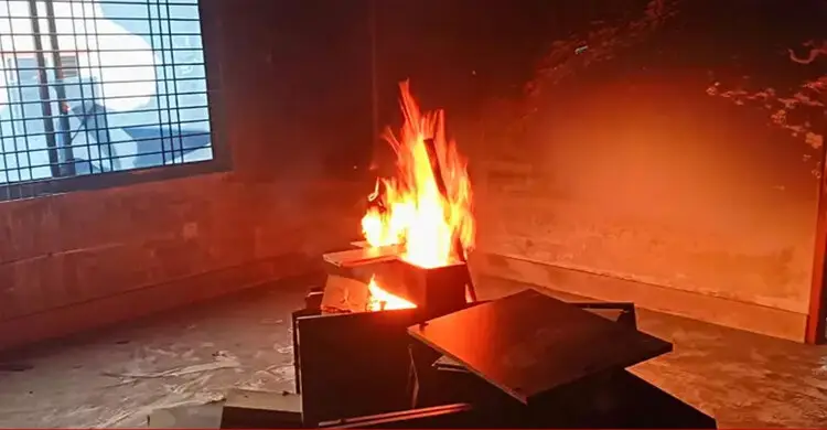 মাগুড়ায় আ.লীগের পতাকা উত্তোলনকে কেন্দ্র করে অগ্নিসংযোগ, ভাংচুর, গ্রেফতার ৩