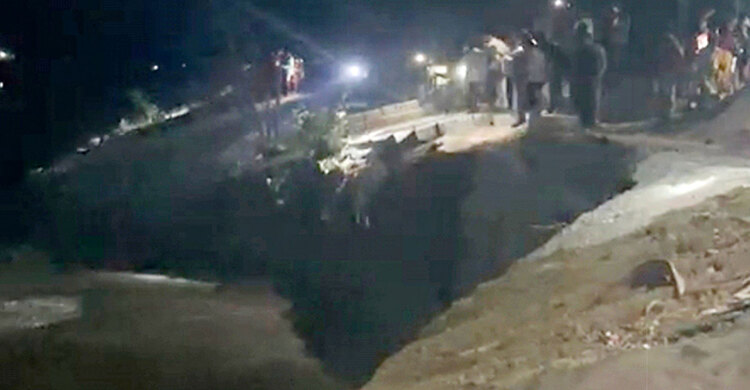 অসময়ে মধুমতীর ভাঙনে দিশেহারা নদী পাড়ের মানুষ