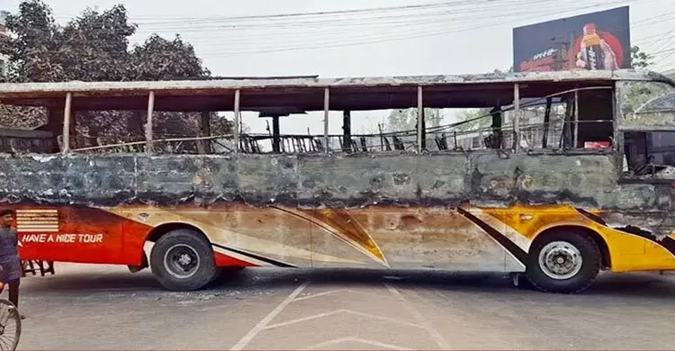 ঝিনাইদহে মধ্যরাতে বাসে আগুন, প্রতিবাদে-মহাসড়ক অবরোধ