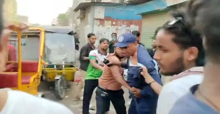 নারায়ণগঞ্জে পুলিশের এসআই ও সোর্সকে বেধড়ক পিটুনি