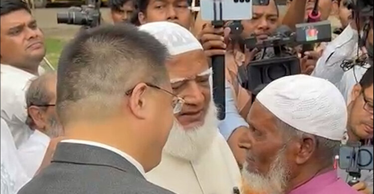 ঈদ সামগ্রী নিতে আসা মানুষদের খোঁজ-খবর নিলেন