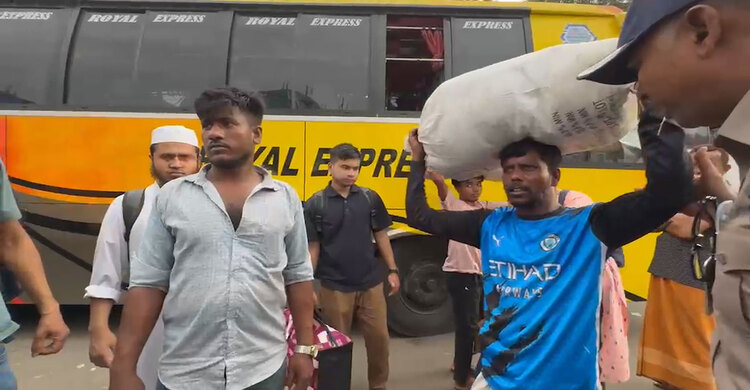 অতিরিক্ত ভাড়া আদায়, ট্রাকে চড়ে ঢাকা ছাড়ছেন ঘরমুখো মানুষ