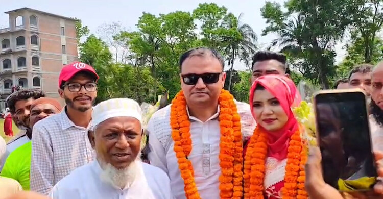 হেলিকপ্টারে বউ নিয়ে গ্রামে এলেন সহকারী অ্যাটর্নি জেনারেল