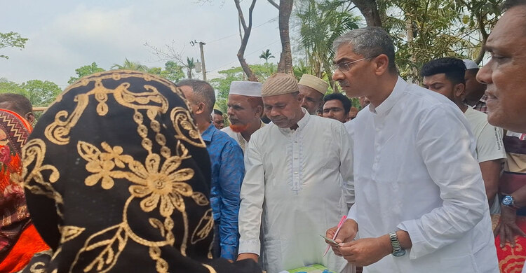 লক্ষ্মীপুরের পুকুরদিয়া আশ্রয়কেন্দ্রের বাসিন্দাদের পাশে পানিসম্পদমন্ত্রী এ্যানি
