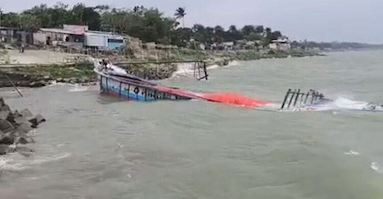 শরীয়তপুরের পদ্মায় ঝড়ের কবলে ৩ সিমেন্টবোঝাই ট্রলারডুবি