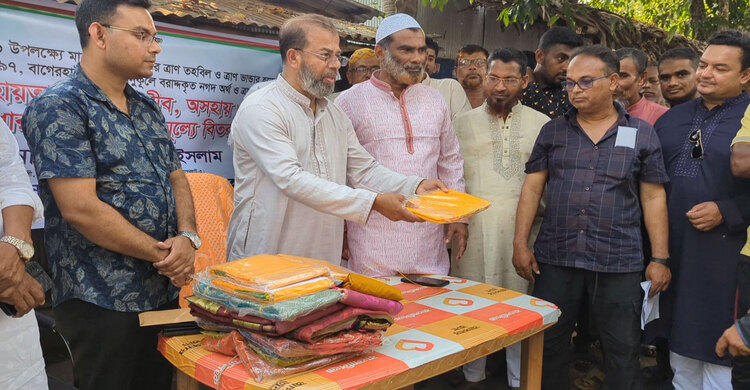 মোংলায় প্রধানমন্ত্রীর ঈদ উপহার পৌঁছে দিলেন পরিবেশ ও বন প্রতিমন্ত্রী