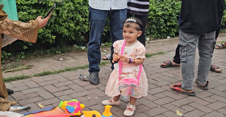 শিশুদের কোলাহলে মুখর সংসদ ভবন এলাকার ঈদের বিকেল