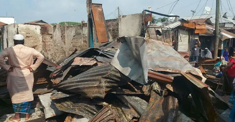 লক্ষ্মীপুরে ভয়াবহ অগ্নিকান্ডে ৭ দোকান পুড়ে ছাই, ২ কোটি টাকার ক্ষতি
