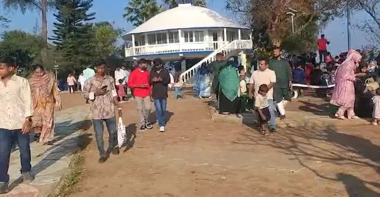 ঈদের দ্বিতীয় দিনে বান্দরবানে পর্যটকের উপচে পড়া ভিড়