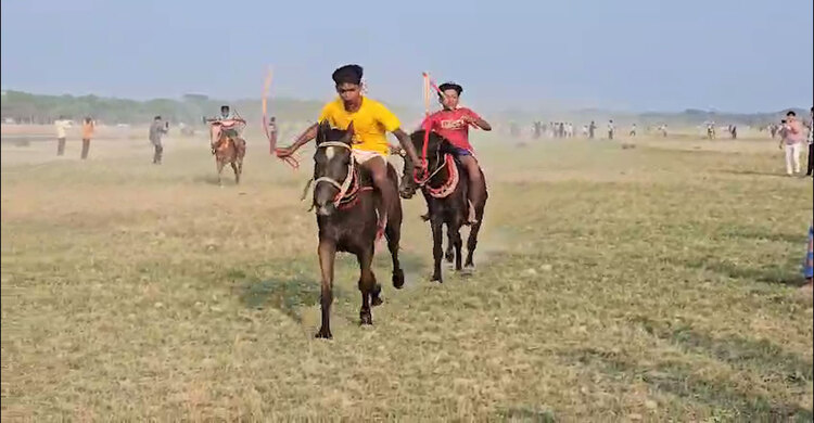 ঈদের ২য় দিনে মাগুরায় ঘোড়া দৌড় দেখতে হাজারো দর্শনার্থীর ভিড়