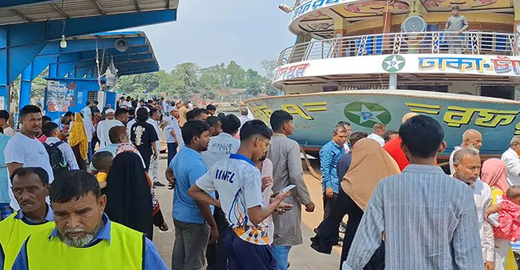 চাঁদপুর লঞ্চঘাটে কর্মমুখী মানুষের ভিড়, ভাড়া বেশি নেওয়ায় ক্ষোভ