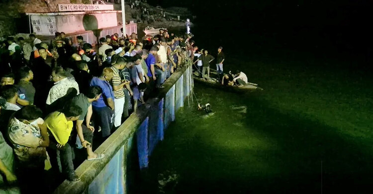 পদ্মায় বাসডুবি  চলছে উদ্ধার কাজ