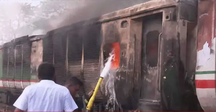 ঢাকাগামী ‘চট্টলা এক্সপ্রেস’ ট্রেনে আগুন