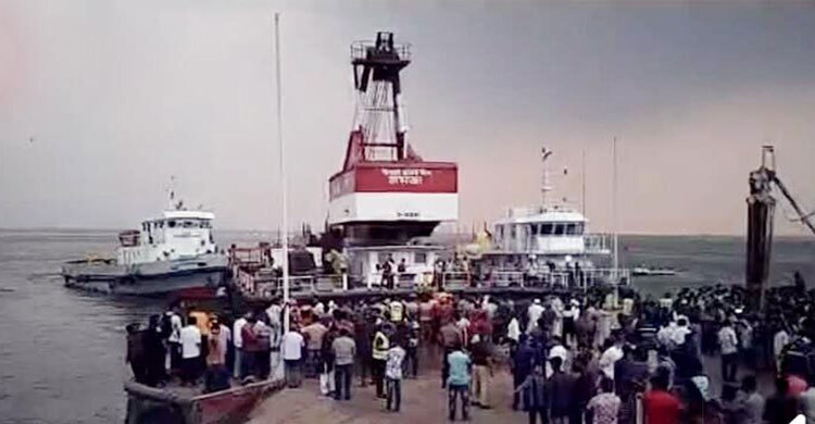 পদ্মায় ডুবে যাওয়া বাস উঠাতে শুরু করেছে উদ্ধারকারী জাহাজ হামজা