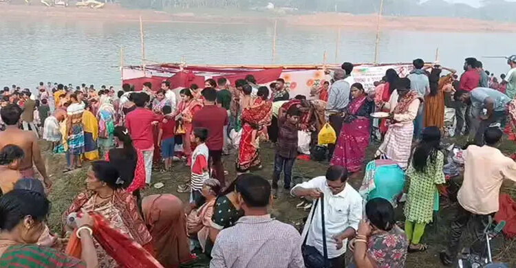 হোসেনপুরে ব্রহ্মপুত্র নদে অষ্টমী স্নানে পুণ্যার্থীদের ঢল