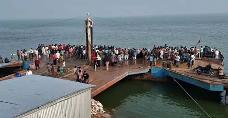 ফেরিঘাটে বাস দুর্ঘটনা ২৬ জনের মরদেহ উদ্ধার, এখনো নিখোঁজ ৬