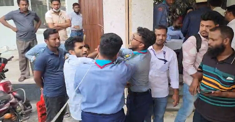 চুয়াডাঙ্গা জেলা প্রশাসক কার্যালয়ে ফুয়েল কার্ড নিতে এসে মারামারি