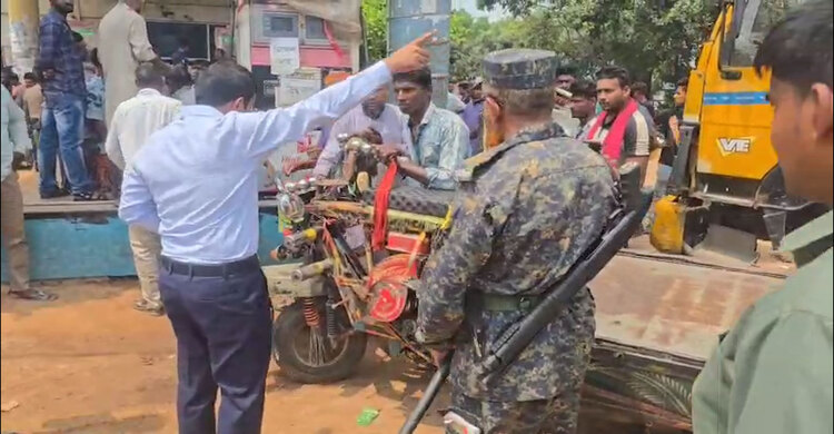 মাগুরায় ফিলিং স্টেশনে অভিযান, বোতলে তেল নেয়ায় জরিমানা