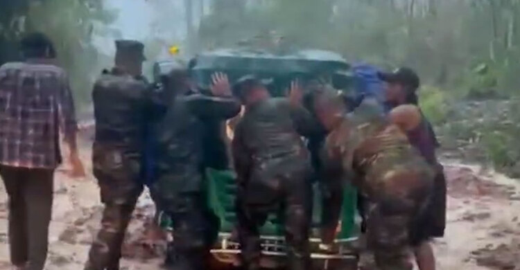 দীঘিনালার ঝড়ে আটকা পড়া মানুষ ও যানবাহন উদ্ধার করল সেনাবাহিনী