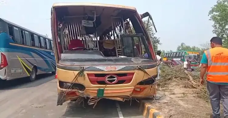 শরীয়তপুরে বাস নিয়ন্ত্রণ হারিয়ে আইল্যান্ডে ধাক্কা, ১২ আহত