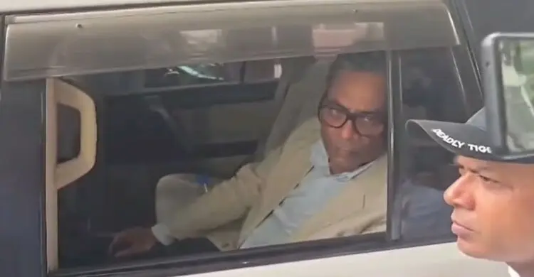 গাজীপুরে স্বাস্থ্য প্রতিমন্ত্রীর গাড়ি আটকে স্থানীয়দের বিক্ষোভ