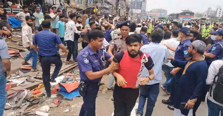 উচ্ছেদ অভিযানের সময় ম্যাজিস্ট্রেটের সামনে বিএনপির দুপক্ষের সংঘর্ষ