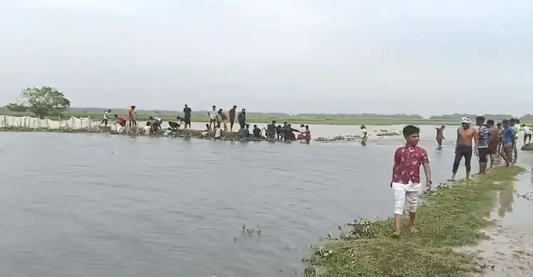 ফসল রক্ষা বাঁধ নিয়ে দুপক্ষের সংঘর্ষে আহত অন্তত ১০ জন\
