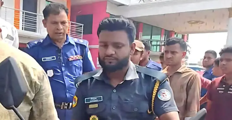 জ্বালানি নিতে গিয়ে কারারক্ষী আটক