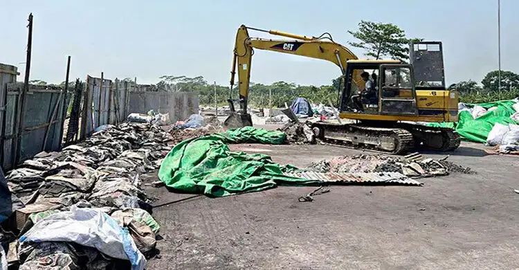 শরীয়তপুরে গুড়িয়ে দিলো অবৈধ সিসা কারখানা