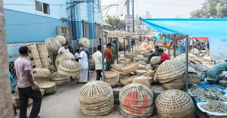 এক সময়ের সমৃদ্ধ বাঁশ শিল্প আজ হারাচ্ছে জৌলুস