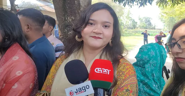 জীবনের প্রথম ভোট দিয়ে যা বললেন তরুণীরা