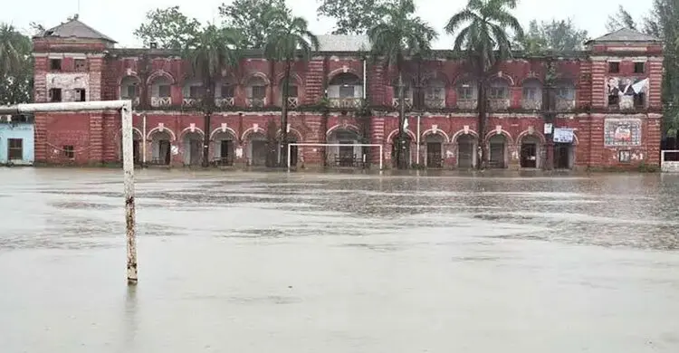 ফেনীতে এক ঘণ্টার বৃষ্টিতে শহরে জলাবদ্ধতা