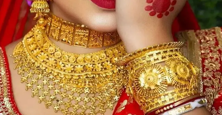 ২৪ ঘণ্টার ব্যবধানে সোনার দাম আরও কমলো