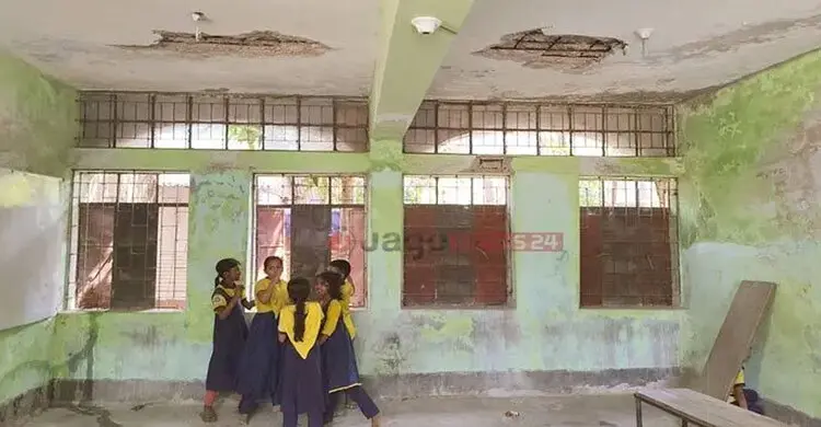 জীর্ণ ভবনে পাঠদান, ঝুঁকিতে ২৫ হাজার শিক্ষার্থী