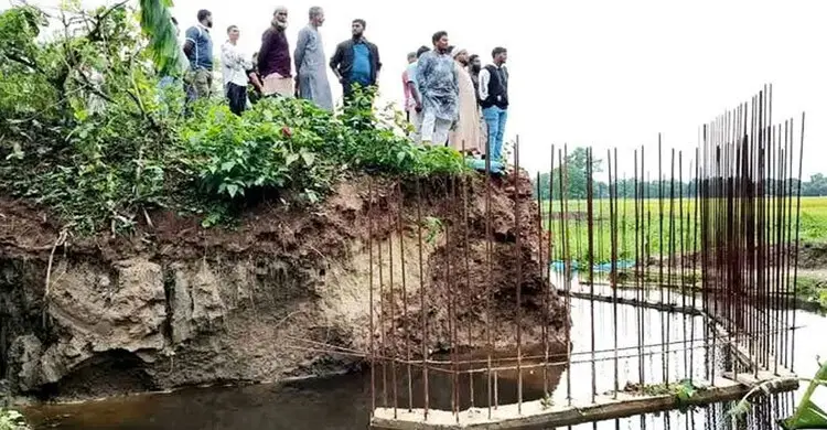 সেতুর কাজ শেষ না করেই উধাও ঠিকাদার, দুর্ভোগে ২৫ হাজার মানুষ